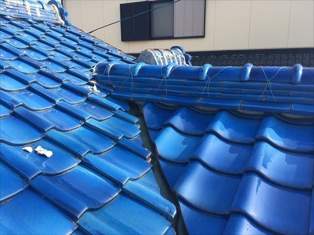 屋根の上から降りてくる谷板金